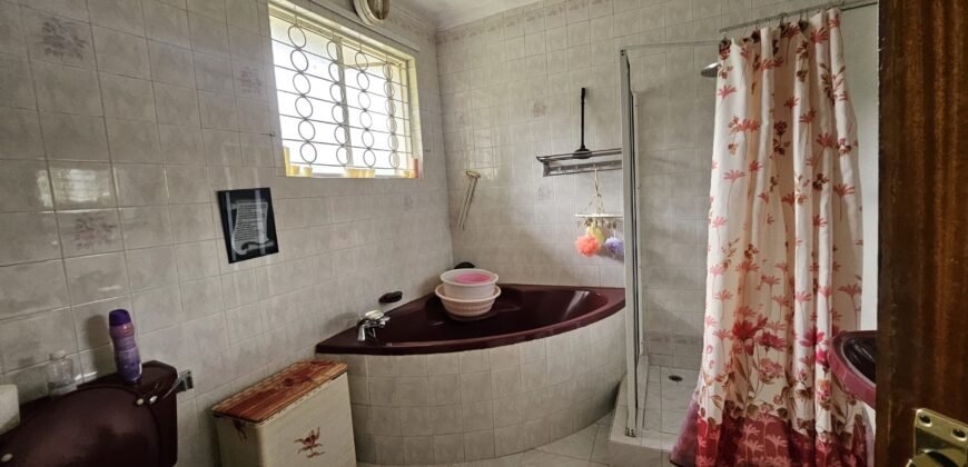 Lovely 5 bedrooms with sq house for sale .