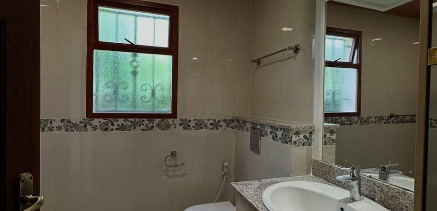 Elegant 5 Bedroom Townhouse in Spring valley