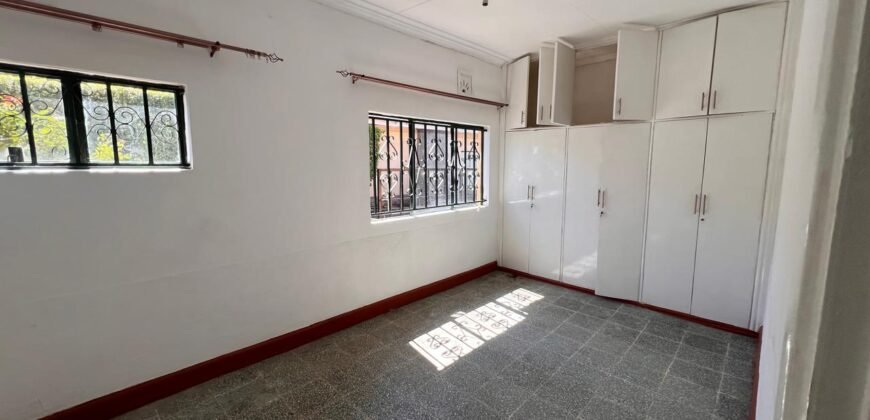 Lovey 3 bedrooms with sq bungalow to let in karen plains.