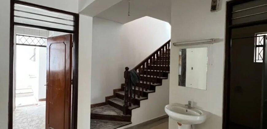 TOWNHOUSE TO LET IN LAVINGTON