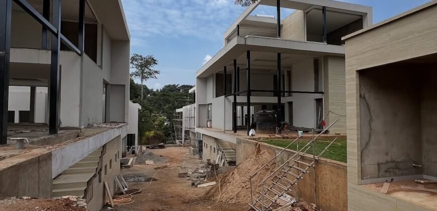 VILLA FOR SALE IN LAVINGTON VILLA FOR SALE IN LAVINGTON